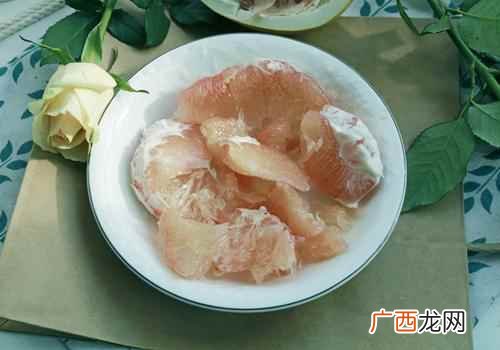 坐月子能吃红心柚子吗 坐月子可以吃红心柚子吗