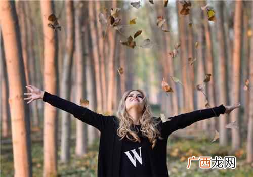 春天穿衣服搭配技巧 春天怎么穿衣服健康