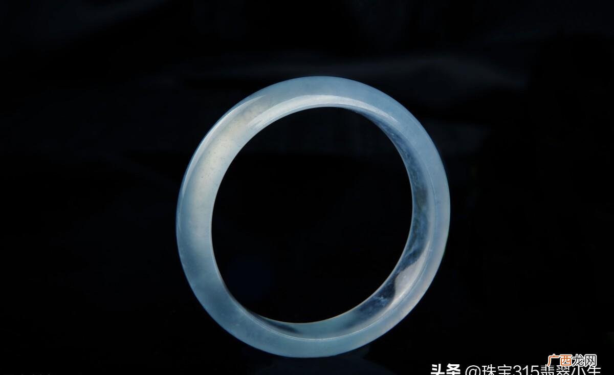 一招快速鉴定翡翠真假 紫光灯怎么鉴别翡翠真假