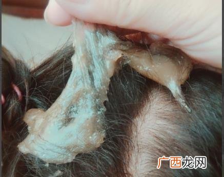 水晶泥弄到衣服上硬了怎么洗 衣服上的水晶泥怎么去除