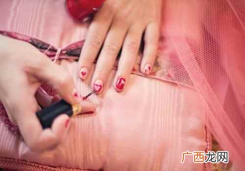 指甲长得往下弯是怎么回事 指甲往下弯长什么原因