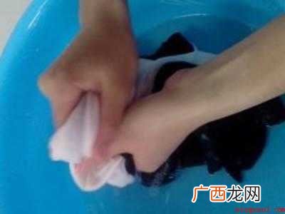 可乐弄到衣服上洗的掉吗