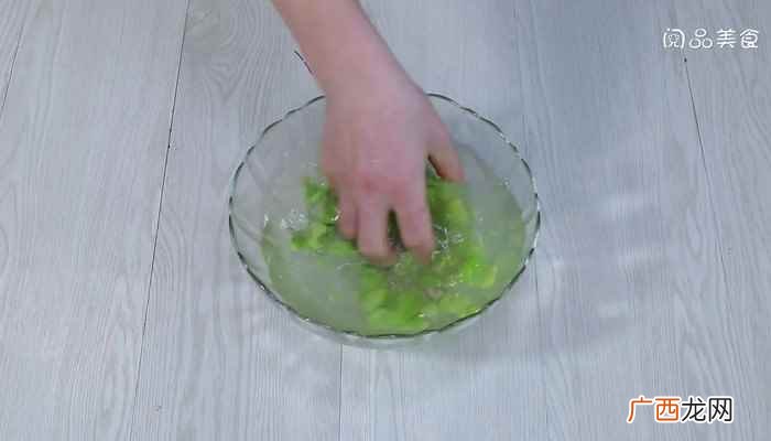 蚕豆怎么做最好吃的做法 葱油蚕豆的做法