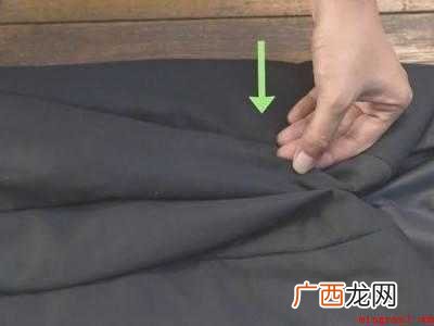 西服怎么折叠放行李箱