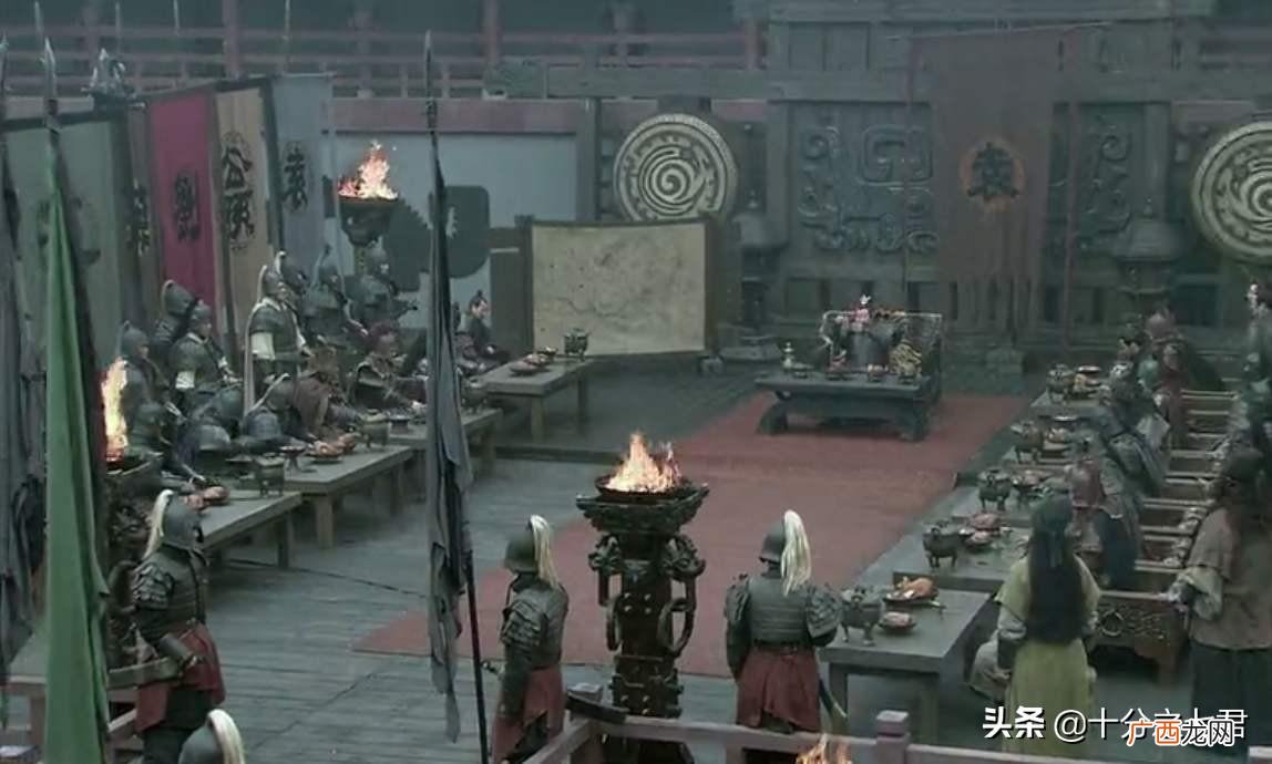 温酒斩华雄的主要内容 关羽温酒斩华雄的故事概括