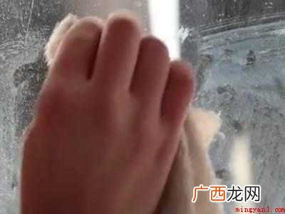 怎么去除玻璃上的胶带痕迹