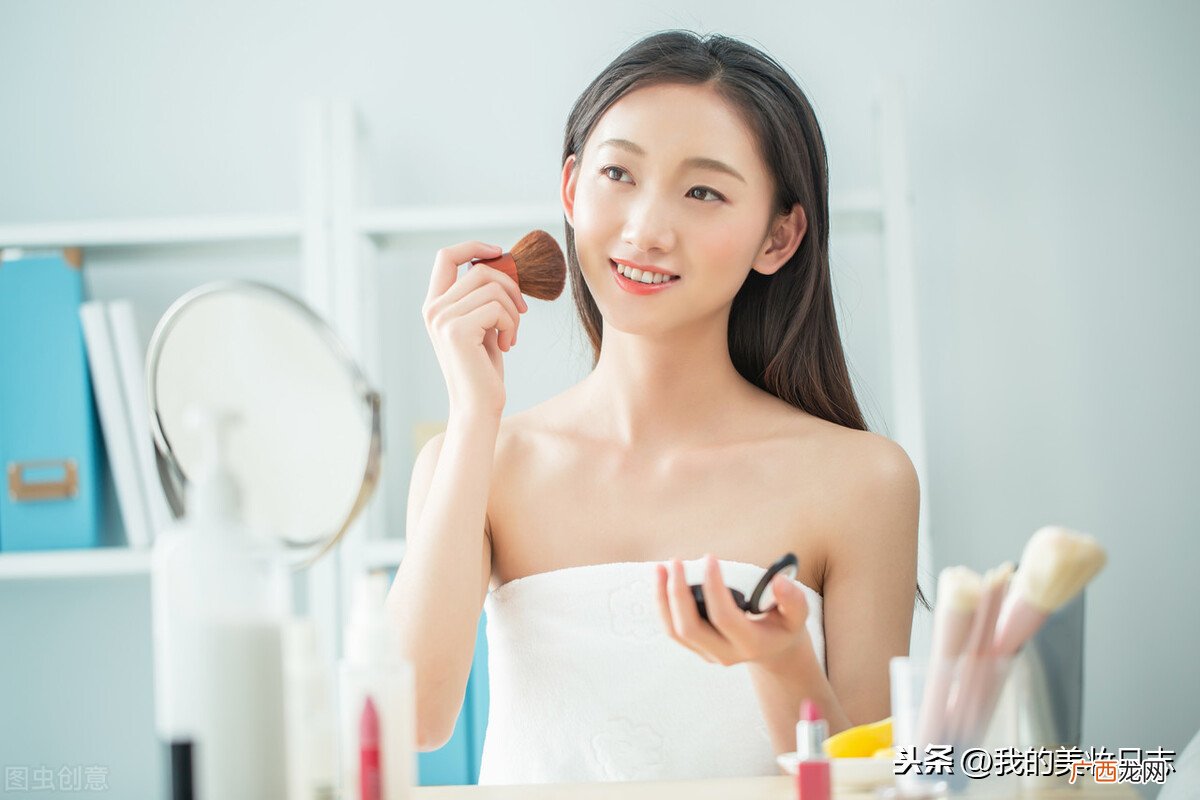 化妆过程中蜜粉的定妆作用效果好吗 蜜粉的作用是啥