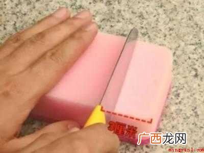 怎样防止骑车时帽子被吹翻