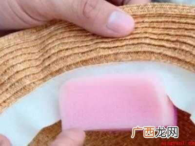 怎样防止骑车时帽子被吹翻