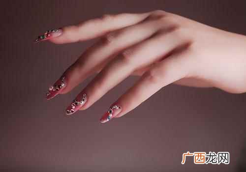 痛风与嘌呤代谢紊乱或尿酸排泄 经常手麻是怎么回事