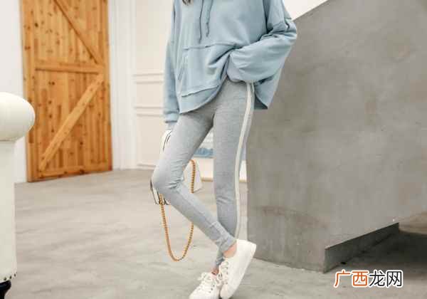 穿浅蓝色衣服显白吗 浅蓝色衣服显白吗男