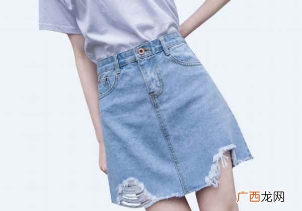 穿浅蓝色衣服显白吗 浅蓝色衣服显白吗男