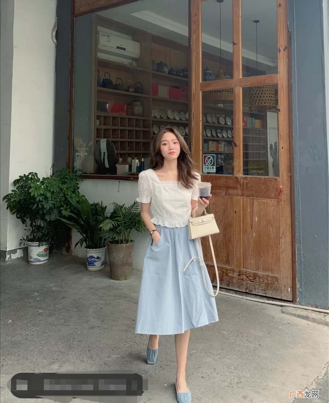 蓝色衣服常见的搭配方案 蓝色配什么颜色比较好看