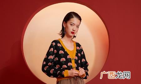 被染色的针织衫用什么洗才能清洗干净 针织衫被染色能洗掉吗
