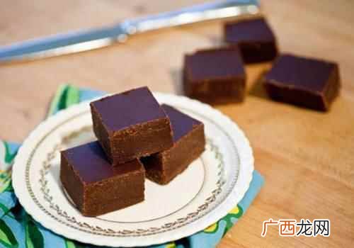 糖粉溶化后加入可可脂使其溶化 自制黑巧克力的做法,自制黑巧克力怎么做