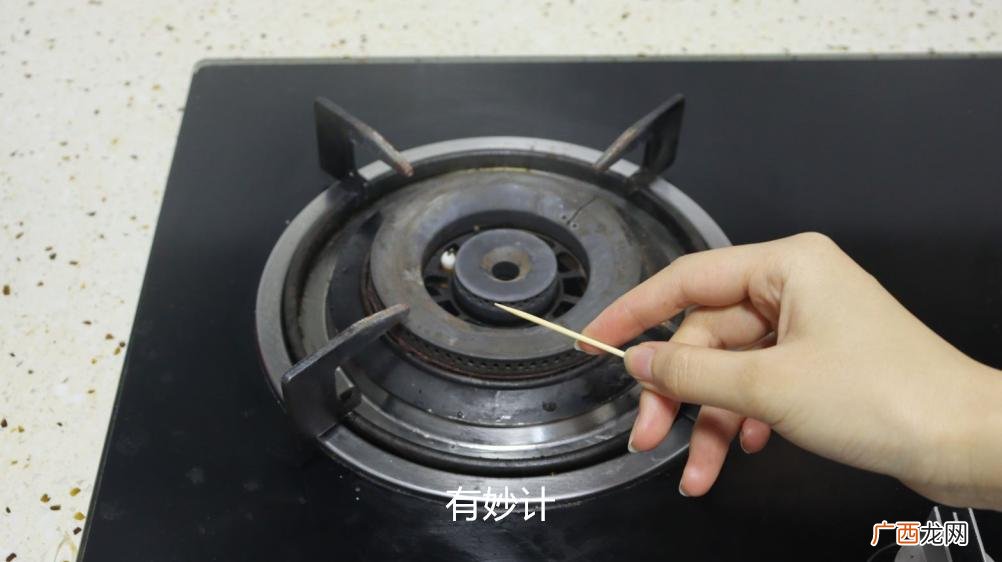 松手就灭是怎么回事 燃气灶打着火松手就灭是什么原因