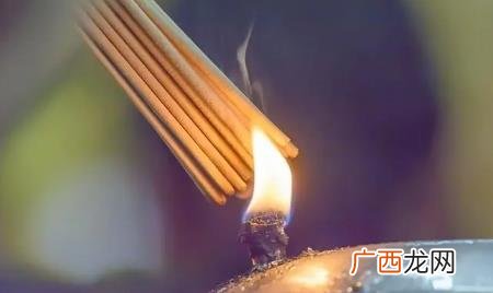 初一十五给灶王爷上香好不好 给灶王爷上香每月的初一十五吗