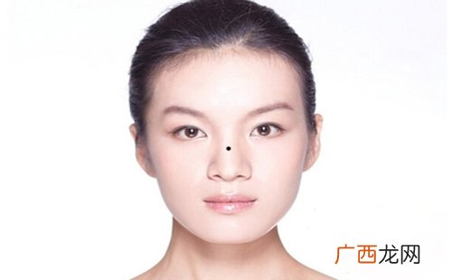 脸上这5颗痣必须取掉 脸上哪里长痣不好