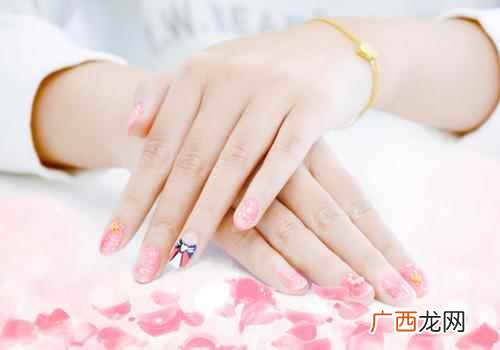 手指甲扁平凹陷是什么原因 手指甲扁平是什么原因