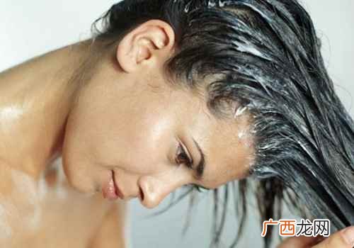 隔次用清水冲洗可控油 头发容易出油什么原因
