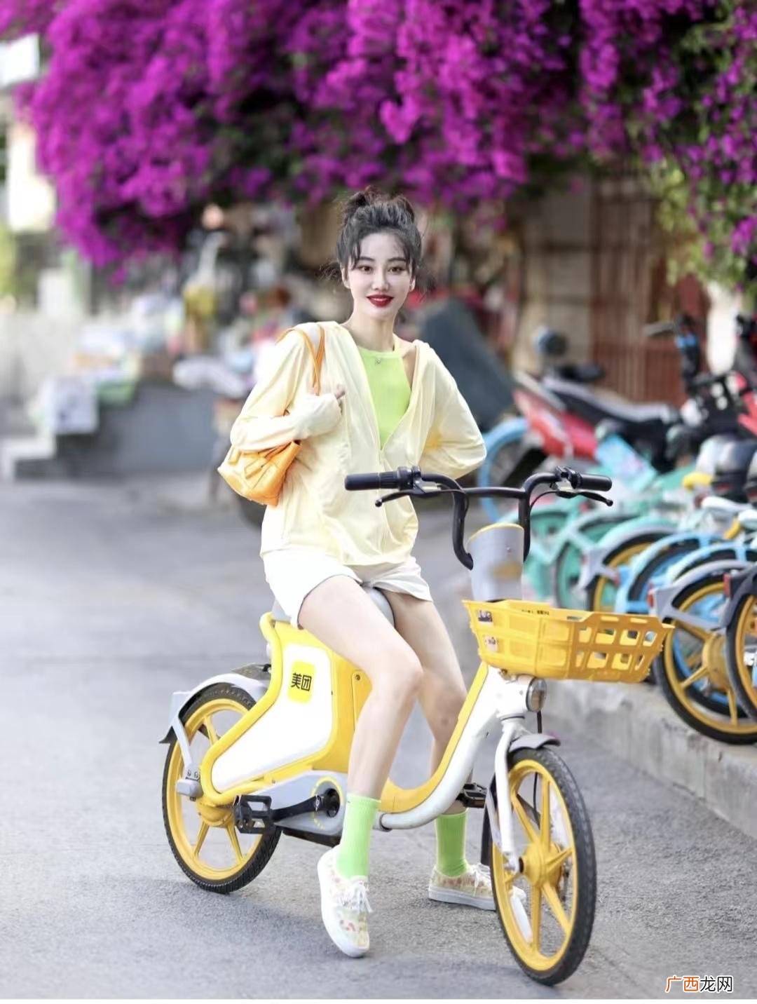 白色短裤的十种穿搭方式 白色短裤配什么颜色t恤好看