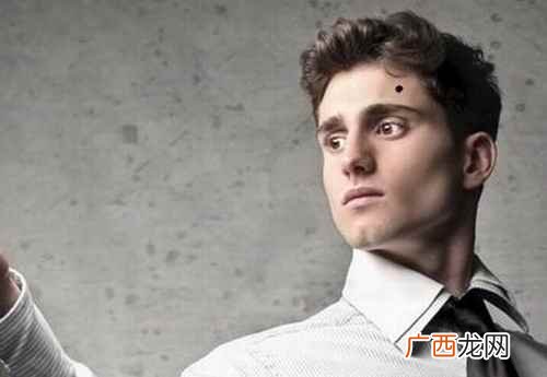 女人额头长痣感情受影响 额头上长痣代表什么,额头上长痣