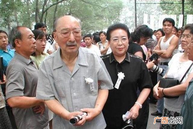 参加葬礼穿什么衣服合适女冬季 参加葬礼穿什么衣服
