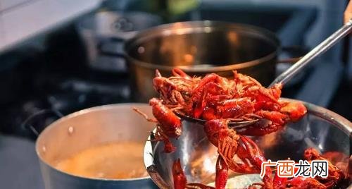 小龙虾水煮好还是油炸好 小龙虾用水煮还是用油炸