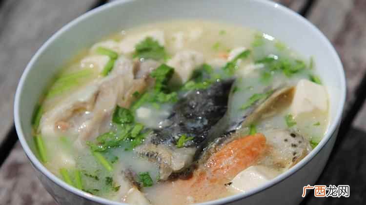三文鱼肉有补虚劳、健脾胃、暖胃和中的功能 三文鱼汤的功效与作用,三文鱼汤的营养价值