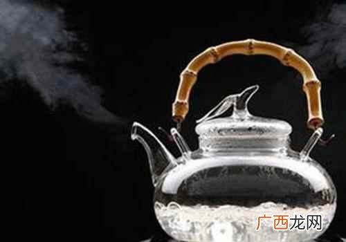 喝没开的水会有什么反应 没开的奶茶放一晚上还能喝吗