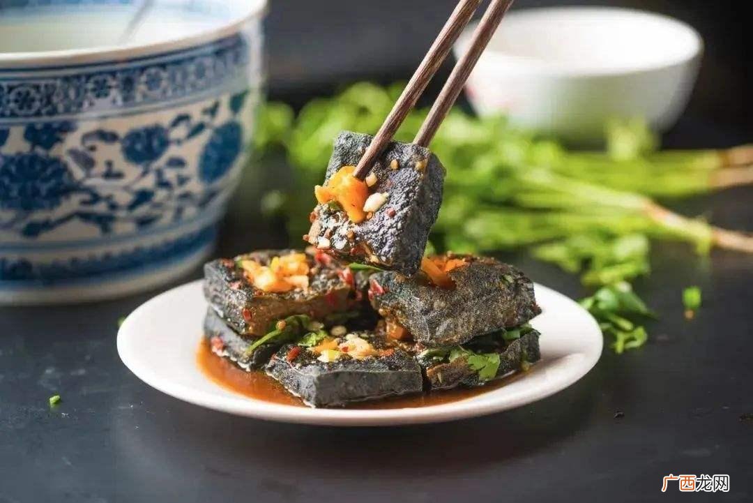 臭豆腐是用屎做的吗 臭豆腐是用粪水泡的吗