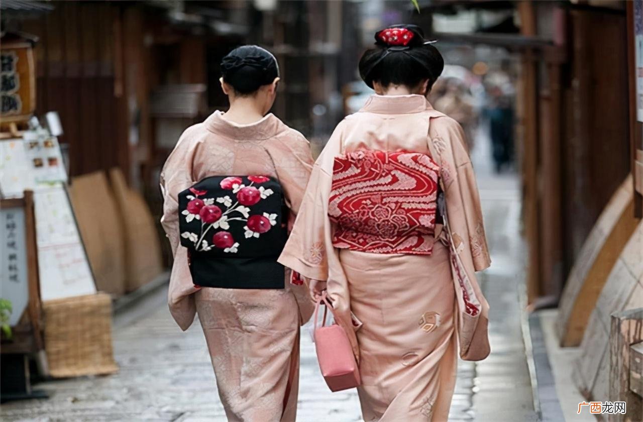 日本和服里面不能穿内衣吗? 日本和服背后的小包有什么用