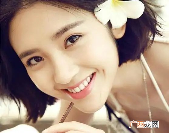给人的感觉很漂亮，且有福气 女生有梨涡是好面相嘛