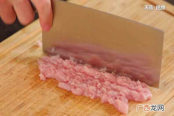 茄子切成夹片的形状 肉饼的做法