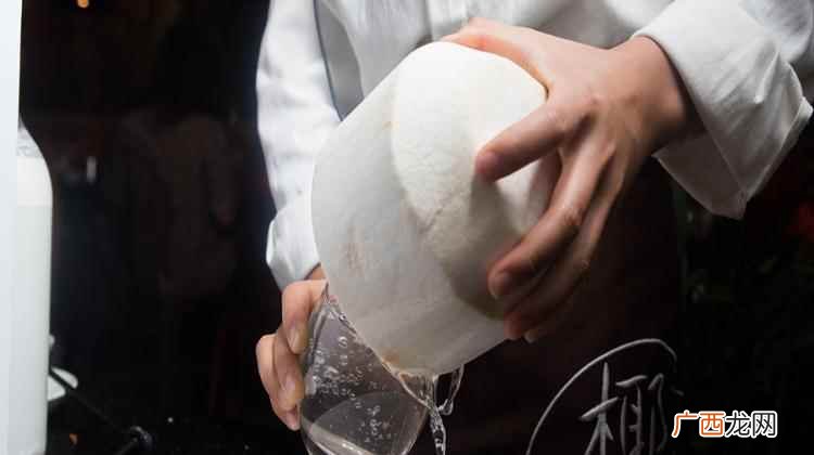 鲜椰子汁的功效与作用及禁忌 鲜椰子汁的功效与作用
