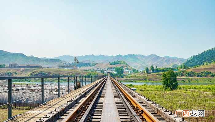 有砟铁路的碎石堆有什么作用 铁轨下面为什么铺枕木