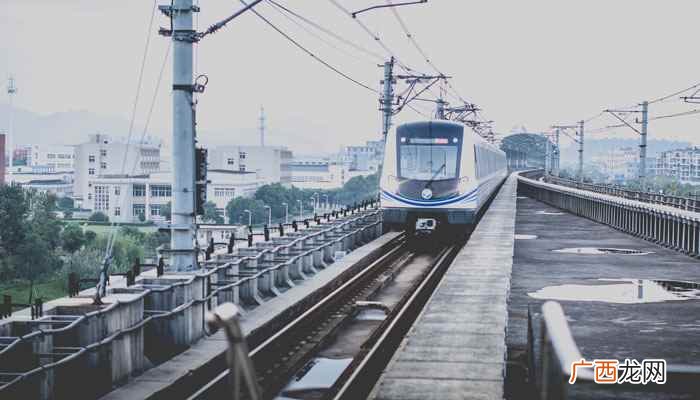 有砟铁路的碎石堆有什么作用 铁轨下面为什么铺枕木