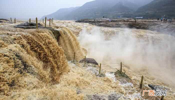 “一泻千里”的意思:形容江河奔流直下 一泻千里是什么意思