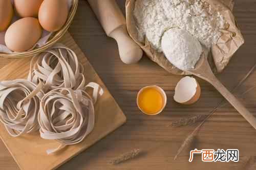 小苏打配白醋可以洗衣服吗 小苏打加白醋可以洗衣服吗