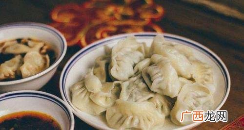 茄子包饺子是擦丝好还是切小丁好 包饺子茄子是擦丝好还是切小丁好吃