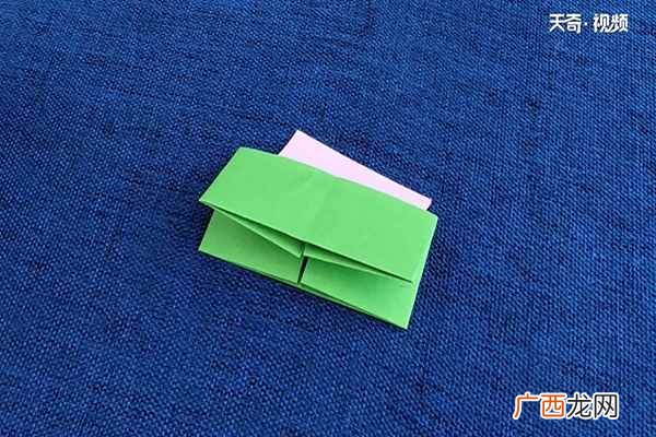 彩纸对边折叠后钱包就折好了 钱包怎么折