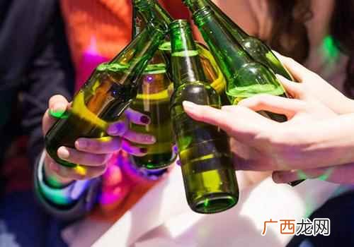 黑啤酒和普通啤酒有什么不同 黑色啤酒为啥是黑色