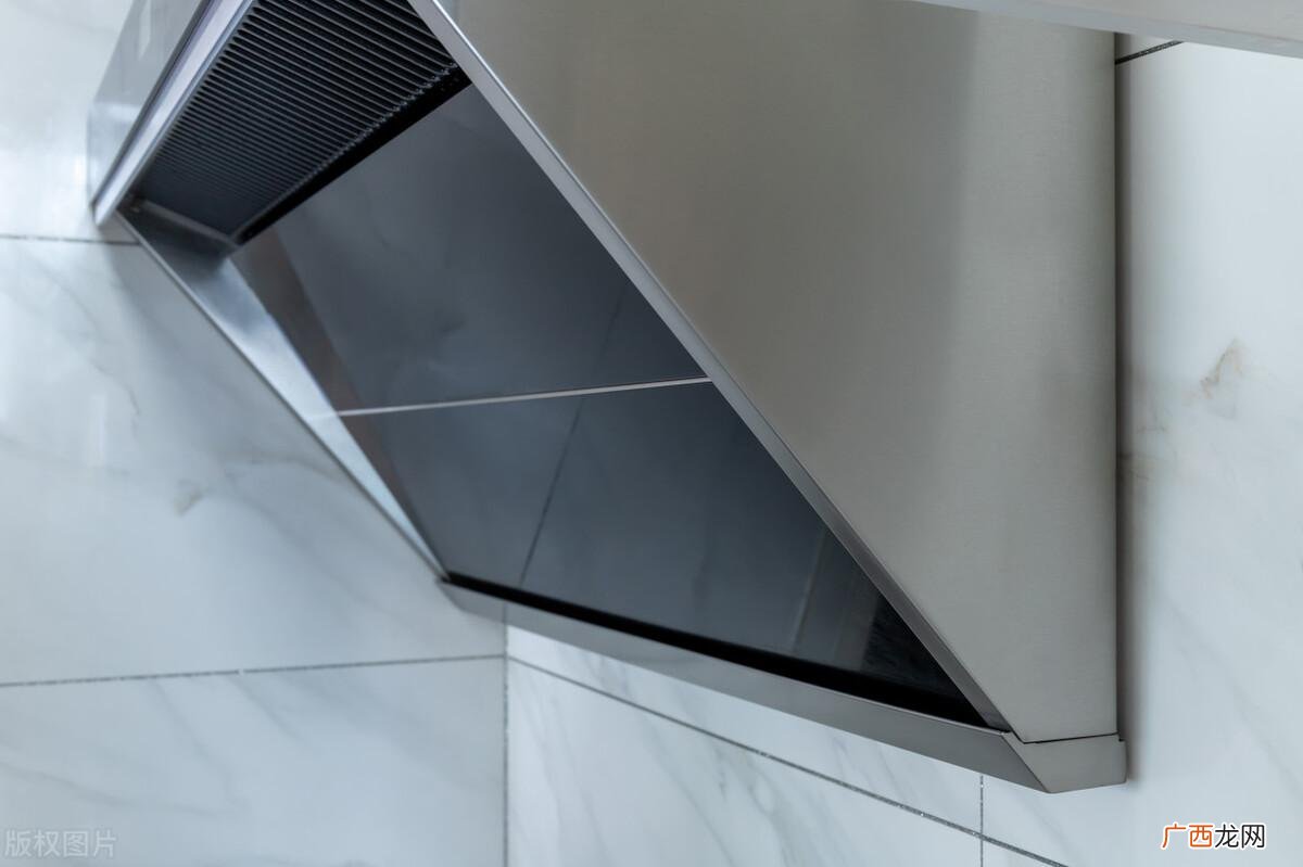 清洗油烟机厚厚的油污小妙招 油烟机油污怎么快速清除去掉