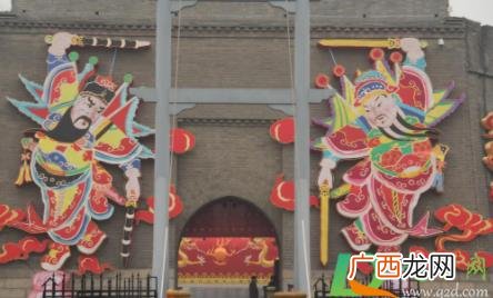 门神要贴在大门的什么位置 门神贴在大门什么位置