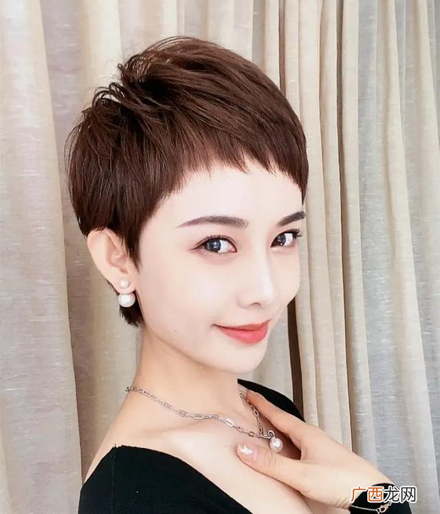 判断留长发还是短发方法 四十岁的女人留长发还是短发好看