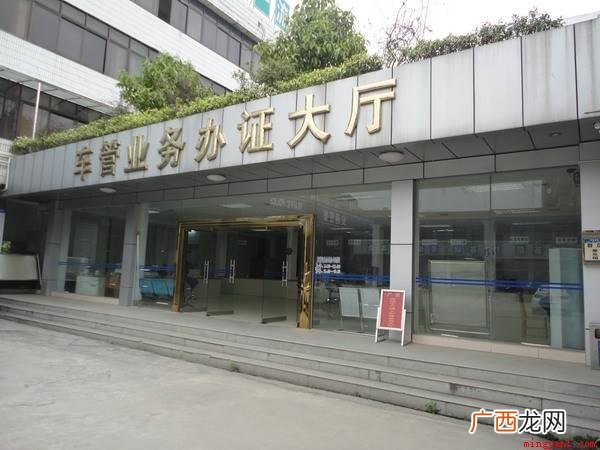 车管所上班时间按国家规定周一到周五每天八小时工作制,周六周日
