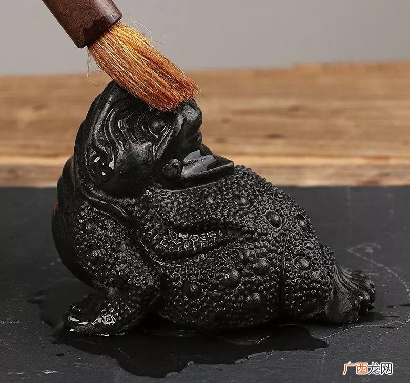 三足金蟾最忌讳什么生肖，正宗招财金蟾不适合属虎人