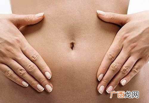 按摩腹部吃得太饱肚子不舒服的话可以饭后喝一杯山楂茶来促进消化 吃的太饱怎么快速消食