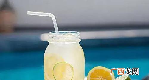柠檬泡水是黄柠檬还是青柠檬 柠檬泡水是青柠檬好还是黄柠檬好