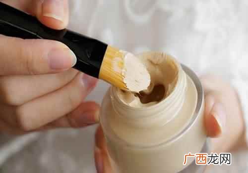 粉底液和隔离霜的区别哪个好用 粉底液和隔离霜的区别
